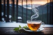 Tee im Schnee: Nahaufnahme einer Tasse Kräutertee auf einem Holztisch, umgeben von einer verschneiten Landschaft im Freien, leicht dampfend