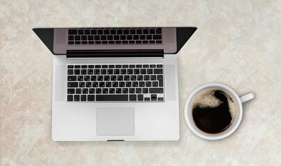 Canvas Print - Laptop computer with blank screen on office desk