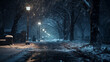 verschneite glatte dunkle strasse im schneetreiben nachts