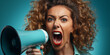 © www.freund-foto.de - Lustige junge Frau mit roten Locken schreit ins Megafon im Querformat für Banner, ai generativ