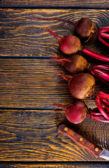 Canvas Print - fresh beets on cutting board, set on wooden table viewed from above