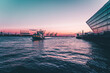 Schiff im Sonnenuntergang am Hamburger Hafen