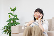 © Paylessimages - スマホで話している女性