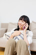 © Paylessimages - スマホで話している女性