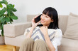 © Paylessimages - スマホで話している女性