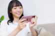 © Paylessimages - スマホで動画を見ている女性