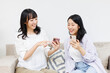 © Paylessimages - スマホを見せている女性
