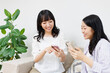 © Paylessimages - スマホを見せている女性