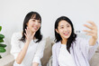 © Paylessimages - 自宅でセルフィーを撮る女性