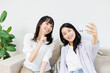 © Paylessimages - 自宅でセルフィーを撮る女性