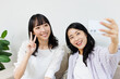 © Paylessimages - 自宅でセルフィーを撮る女性