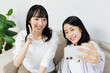 © Paylessimages - 自宅でセルフィーを撮る女性