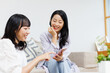 © Paylessimages - スマホを見せている女性