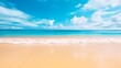 Tropischer Strand im Sommer mit türkisfarbenem Meer und blauem Himmel. Sommerurlaub. Platz für Text
