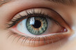 Nahaufnahme eines weiblichen Auges mit blaugrüner Iris und natürlichen Wimpern
