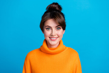 Poster - Photo of shiny cheerful lady wear knitted pullover smiling showing white teeth isolated blue color background