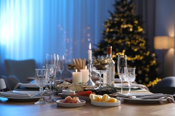 Poster - Christmas table setting with festive decor and dishware in room