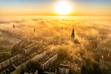 Fototapeta Miasto - Poranek wchód słońca mgła oleśnica miasto małe dolnośląski epickie dolnyśląsk w polsce dron lot ptaka