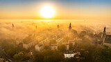 Fototapeta Miasto - Poranek wchód słońca mgła oleśnica miasto małe dolnośląski epickie dolnyśląsk w polsce dron lot ptaka