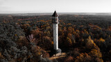Fototapeta Fototapety do pokoju - Wieża widokowa w jesiennym europejskim lesie.