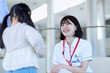 病院内にて話す笑顔の看護師と患者の子供
