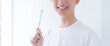 歯ブラシで歯磨きをする若い男性