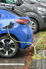 Poster - auto voiture recharge charge borne station electrique electricité energie autonomie