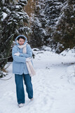 Fototapeta Desenie - portrait of the woman get frozen outdoors at cold winter day