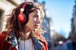 jeune fille se promenant dans la rue en écoutant de la musique avec un casque audio