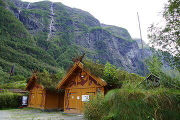 Poster - wooden house in the mountains