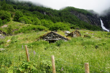 Wall Mural - house on the hill