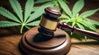 Gesetz und Cannabis: Hölzerner Richterhammer auf grünen Cannabisblättern - KI generiert