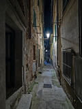 Fototapeta Uliczki - Narrow Italian old town alley at night