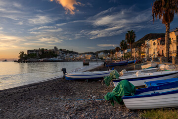 Lipari, Aeolische Inseln, Sizilien, Italien, 29.10.2023, Stadtstrand mit Fischerbooten > english> Lipari, Aeolian Islands, Sicily, Italy, October 29, 2023