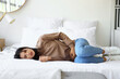 © Pixel-Shot - Young woman with menstrual cramps lying in bedroom