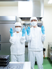 Poster - 厨房で手袋をした従業員　食品工場　衛生管理