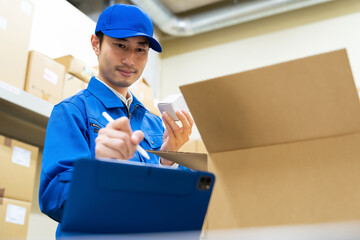 Poster - 荷物を検品してタブレットPCでチェックする男性
