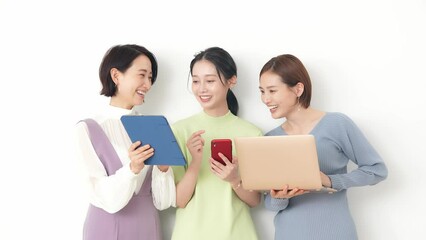 Leinwandbilder - デジタル機器を持って話すミドル女性グループ