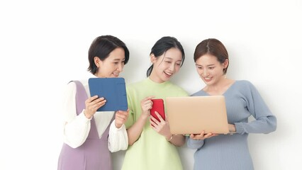 Leinwandbilder - デジタル機器を持って話すミドル女性グループ