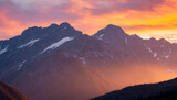Fototapeta Fototapety na sufit - Kolorowe niebo w odcieniach pomarańczy i różu, zachodzące słońce odbijające się od szczytów gór