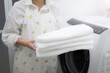 ドラム式洗濯機で洗濯をする主婦　フワフワのタオル