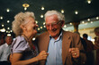 © Janire Fernández - Feliz pareja de adultos mayores bailando juntos en un café. Se miran y sonríen