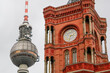 Der Turm des Roten Rathauses in Berlin mit der Kanzel des Fernsehturmes im Hintergrund