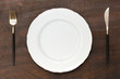 © ryo - 白いお皿とナイフとフォーク
