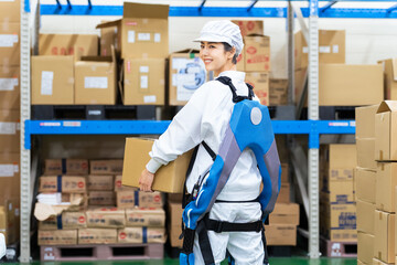 Poster - 食品倉庫でパワーアシストスーツを着て荷物を持ち上げる女性