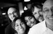 © 20s to 90s - Funcionários felizes se reúnem para mostrar a beleza da diversidade, diferentes origens e culturas no local de trabalho.