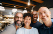 © 20s to 90s - Funcionários felizes se reúnem para mostrar a beleza da diversidade, diferentes origens e culturas no local de trabalho.