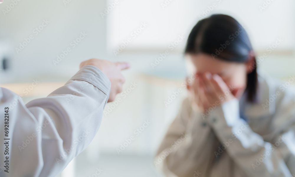 上司に怒られる女性ビジネスマン（クレーム・叱責・説教）