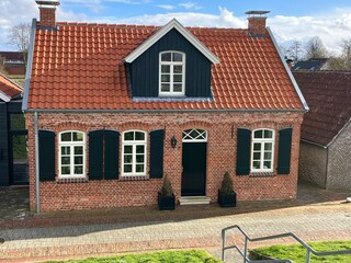 Poster - Historisches Gebäude in der Altstadt von Greetsiel an der deutschen Nordseeküste