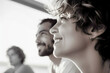 © DIVERSITY - I dipendenti felici delle piccole imprese si riuniscono per celebrare le festività sul posto di lavoro.